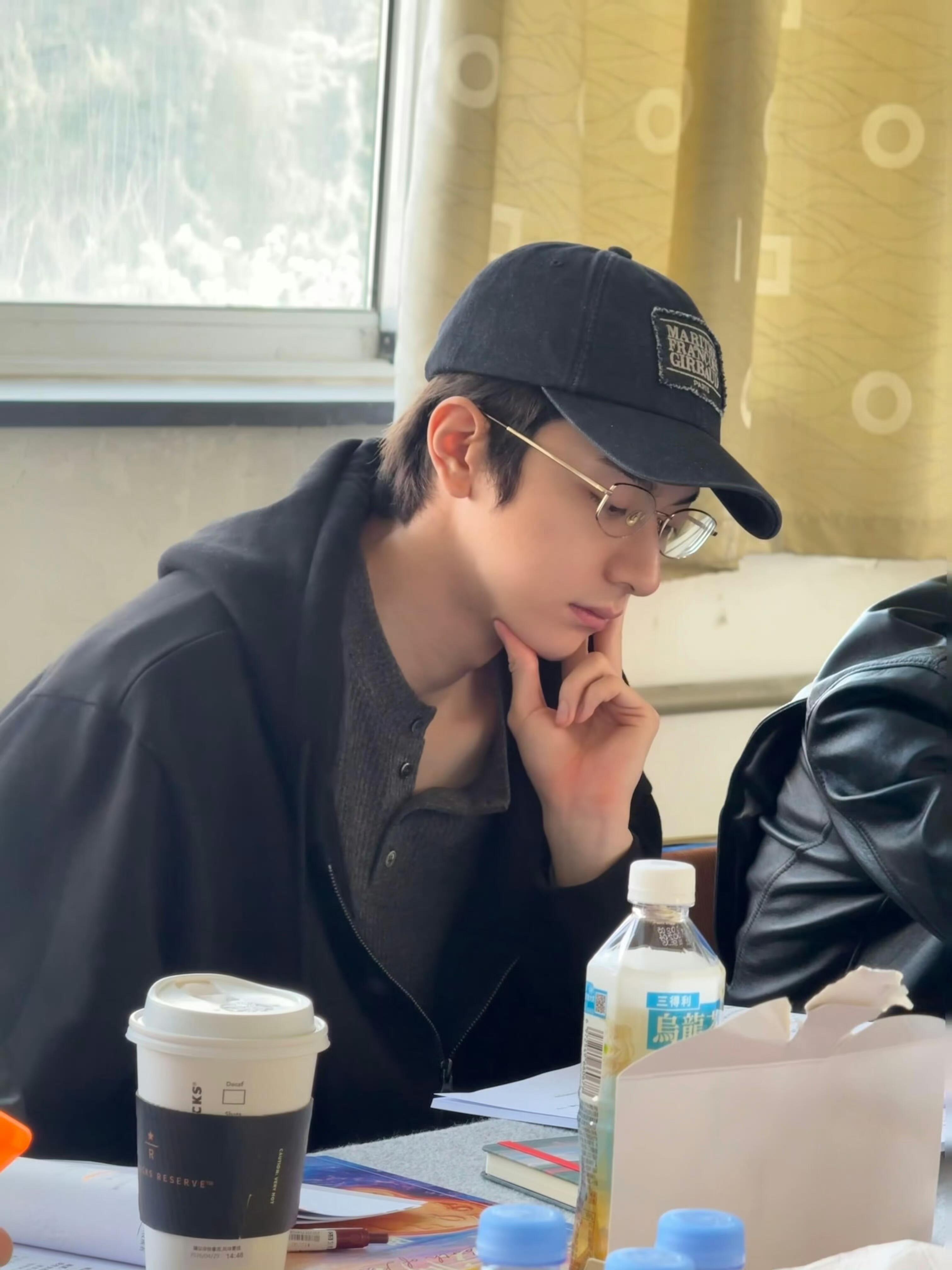 谁不想急头白脸和林一这样的男大谈恋爱🥹林一旅行拍照姿势林一男大赛道没输过