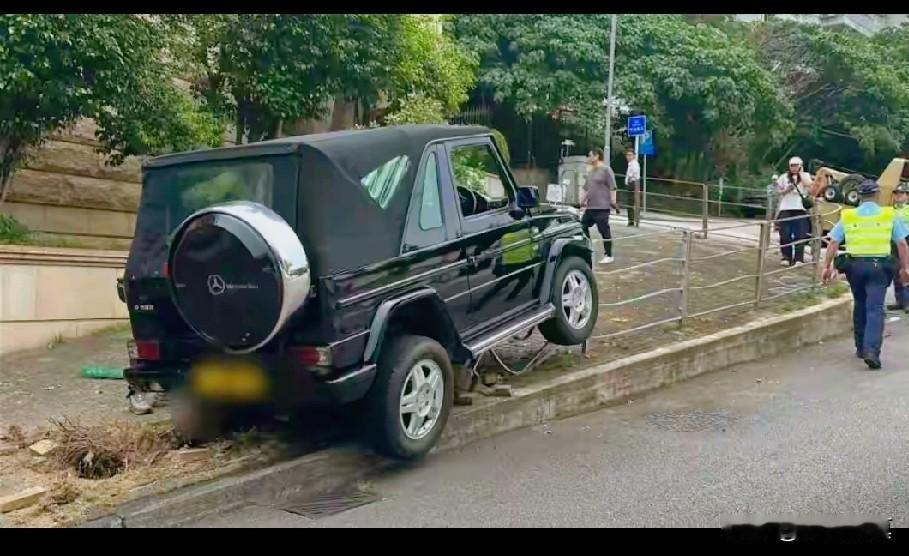 出大事了：著名导演陈可辛出重大车祸，越野车当场前脸报废11月11日正午12