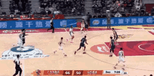 克里斯打的不顺就发脾气，球迷的担心再次应验。山东高速男篮客场打广东东阳光男篮