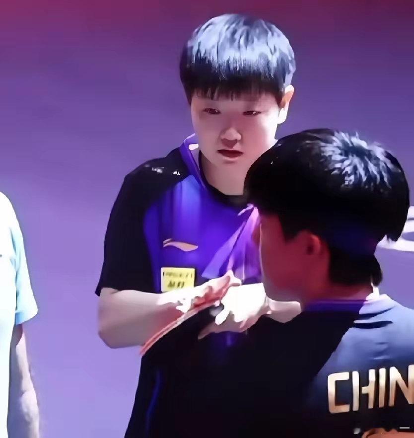 昨天的孙颖莎做了三件事！第一，上午比赛发现自己拍子有问题，自己判断——能打，不吱