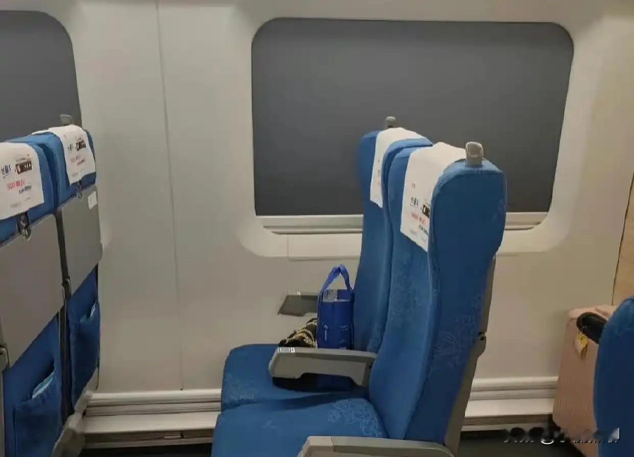 12306出手了！靠窗标识直接变竖线，以后选“里面座”可能对着墙坐！就因