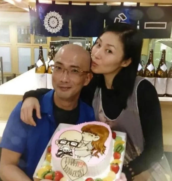 当年，甄子丹抛弃已怀身孕的梁静慈，头也不回的说：“我一个月给你四万块，够你们吃喝