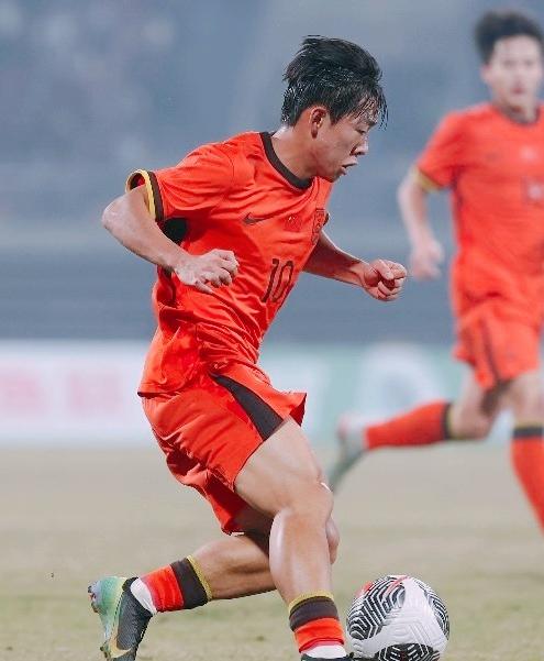 作为各级国字号仅次于武磊的人气王，17岁的邝兆镭结束留洋回国踢中超了。当然，超高