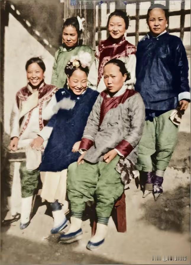 颜值再高、身材再好的女子，穿上这样的衣服，显得也是水裆尿裤，十分的臃肿，根本就看