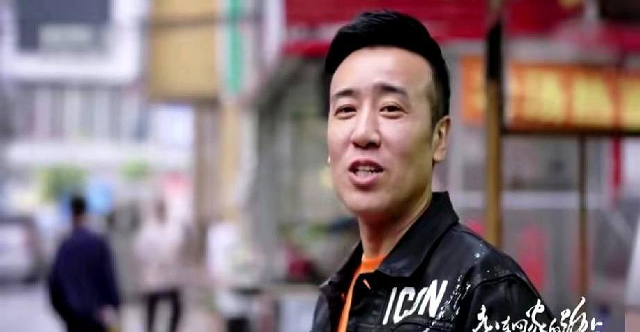 你以为大明星回家都得供着？于和伟在自家包子铺，擀面杖直接被亲哥抢走，“你不行，