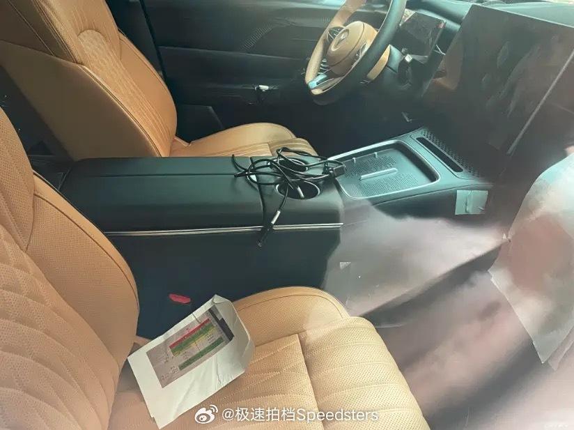岚图旗下大型SUV——泰山内饰谍照。从谍照看，新车内饰布局和设计跟岚图梦想家比较