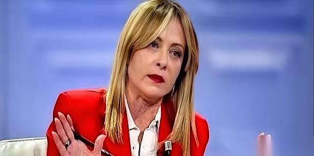 意大利女总理梅洛尼，把乌克兰谈判桌上的底牌，直接给掀了。她说，桌上一边谈着重建