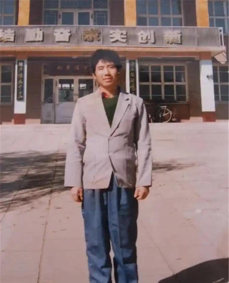 内蒙古一农民收养两个月大弃婴，含辛茹苦将其养大成人，后成上校军官，工作时坚持带上