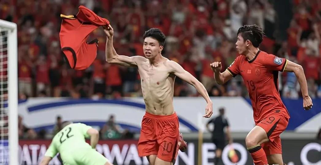 借中国男足队一百个胆子，也不敢和江苏南通队踢一场。范志毅说国足再菜也是国足，这是