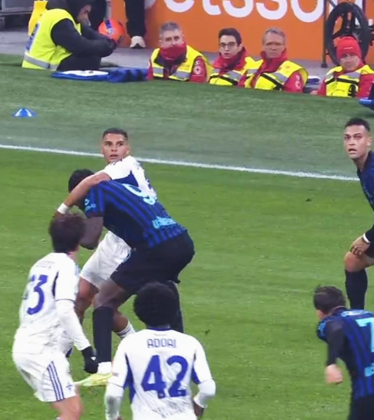 科莫后卫卡洛斯真脏啊，先是缠抱图拉姆随即抡起右脚猛踢劳塔罗，对此恶劣的犯规主裁判