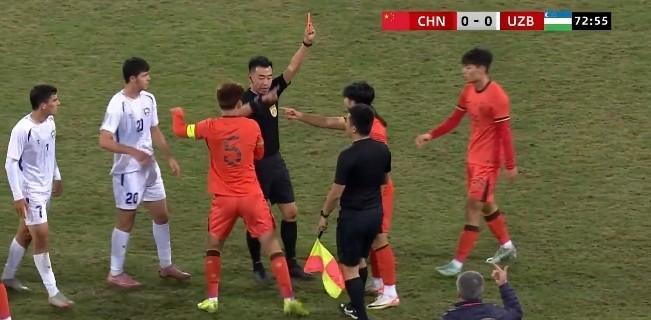 主裁判戴戈戈莫非就是乌兹别克斯坦派来的卧底吧，判罚完全偏袒乌兹别克斯坦队。熊猫杯
