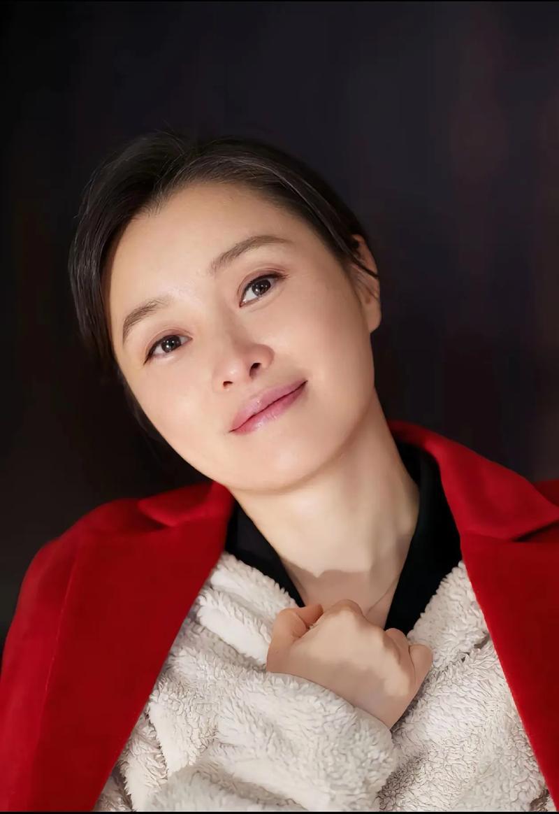 实力派演员吴越再登领奖台，凭借朱枫一角拿下最佳女主角奖，54岁的她从不用话题炒作