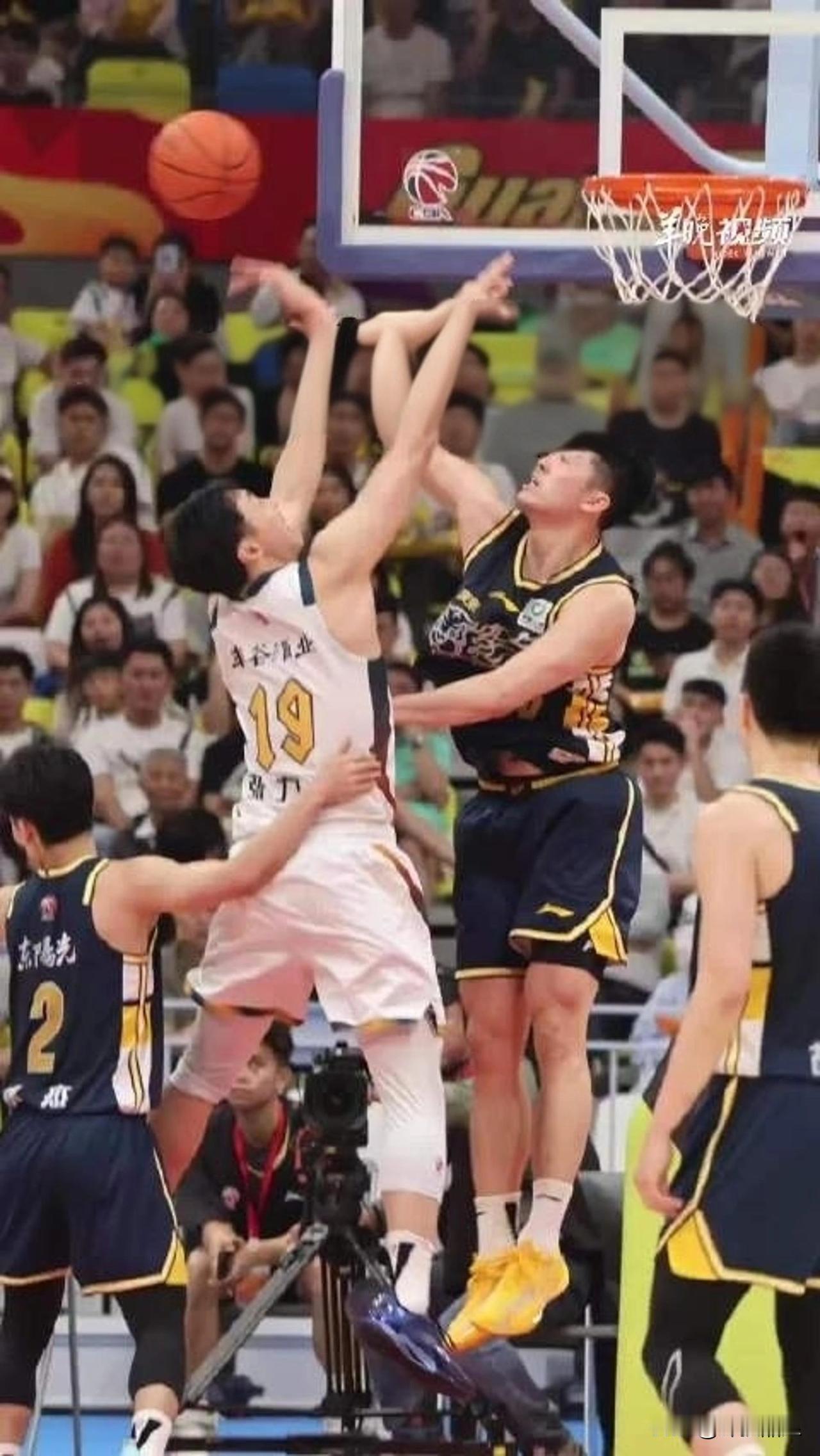 CBA常规赛昨晚最后一轮，广东三队两负一胜，但仍是赢家，皆大欢喜！1.广东宏远