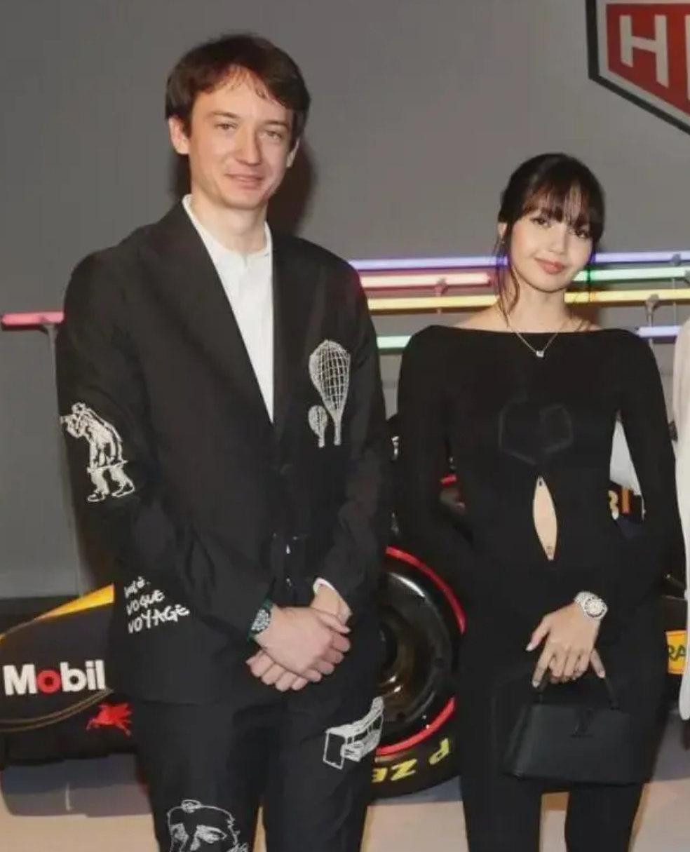 Lisa与LV三公子穿情侣装同框，他俩还挺有夫妻相的吧！