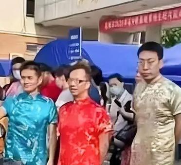 现在考场外面的家长，真是越来越奇葩了。见过妈妈穿旗袍、奶奶穿旗袍，谁