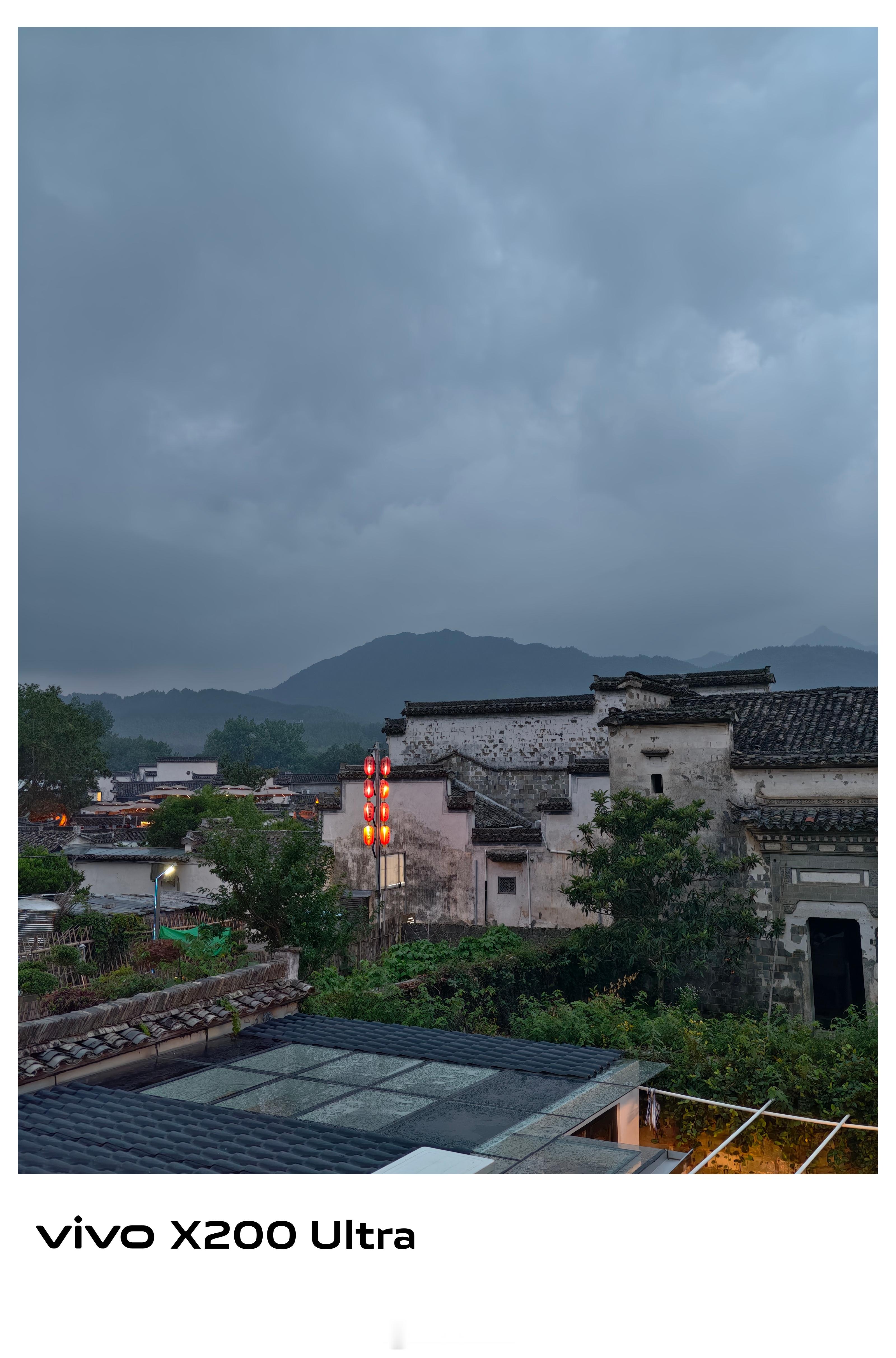 傍晚闪现宏村，第一次住在景区里头的民宿，你别说，环境还不错[大笑]​​​