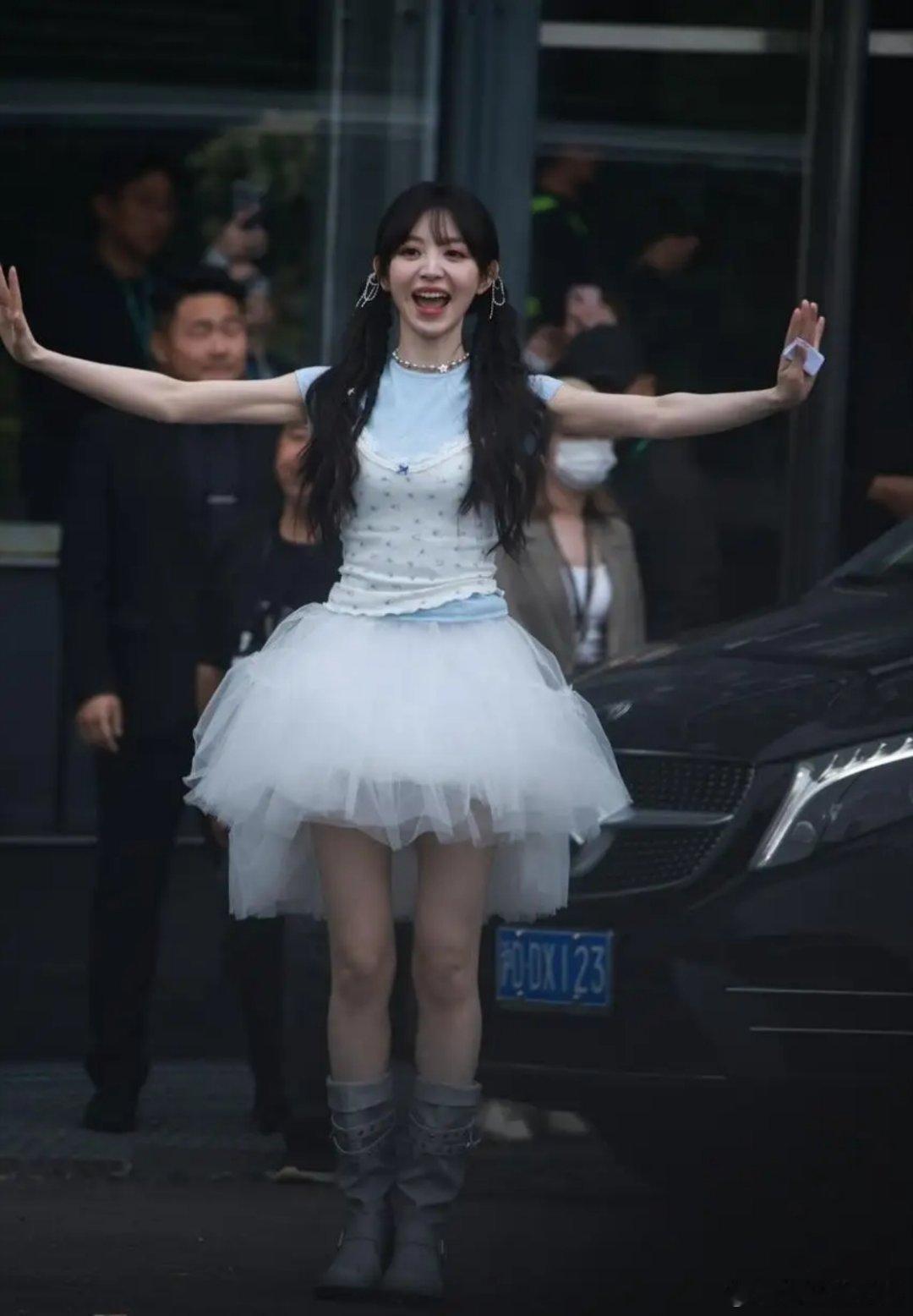 田曦薇活动下班路透曝光，一身白色蓬蓬裙造型甜美可爱，少女感十足。