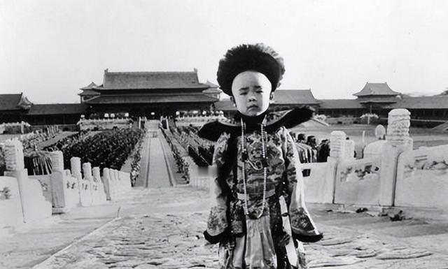 1962年春节,毛主席宴请溥仪,席间毛主席询问溥仪:“大清的“玉玺呢?”溥仪先是