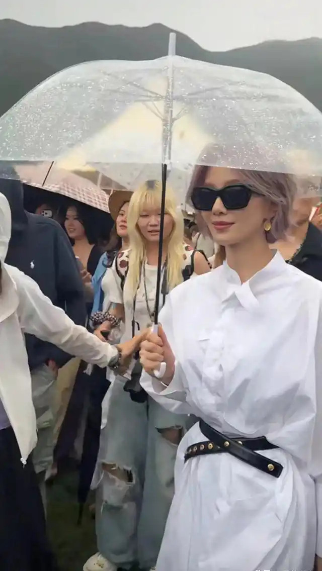 刘诗诗丽江彻底放开，短发粉紫判若两人，难怪路人直呼认不出