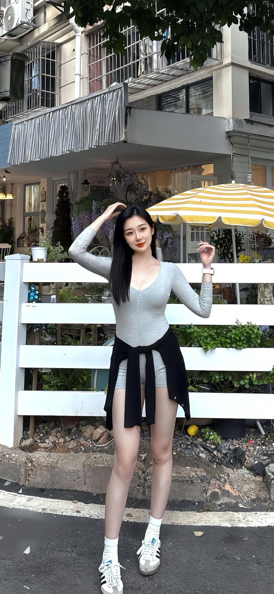 滇中小熬看到这位穿着休闲装站在户外的姑娘，让我想起了模特朱可儿。她也是这样穿着休