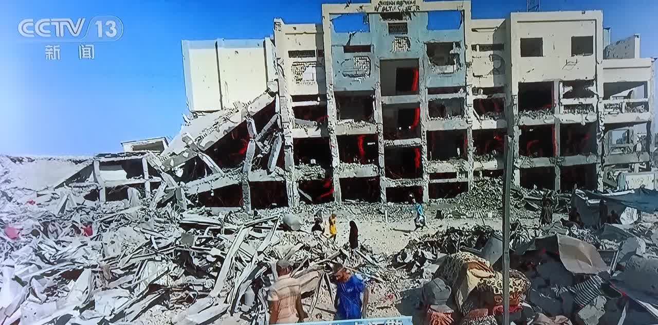 全世界的人在看着加沙人民被饥荒折磨，挣扎在死亡线上，而无能为力；全世界的国家在看
