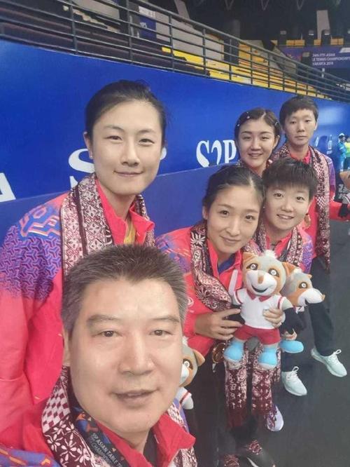 国乒5朵金花与功勋教练同框：孙颖莎秀发覆额，齿如珠贝；丁宁瑶林玉树，曲眉耸鼻