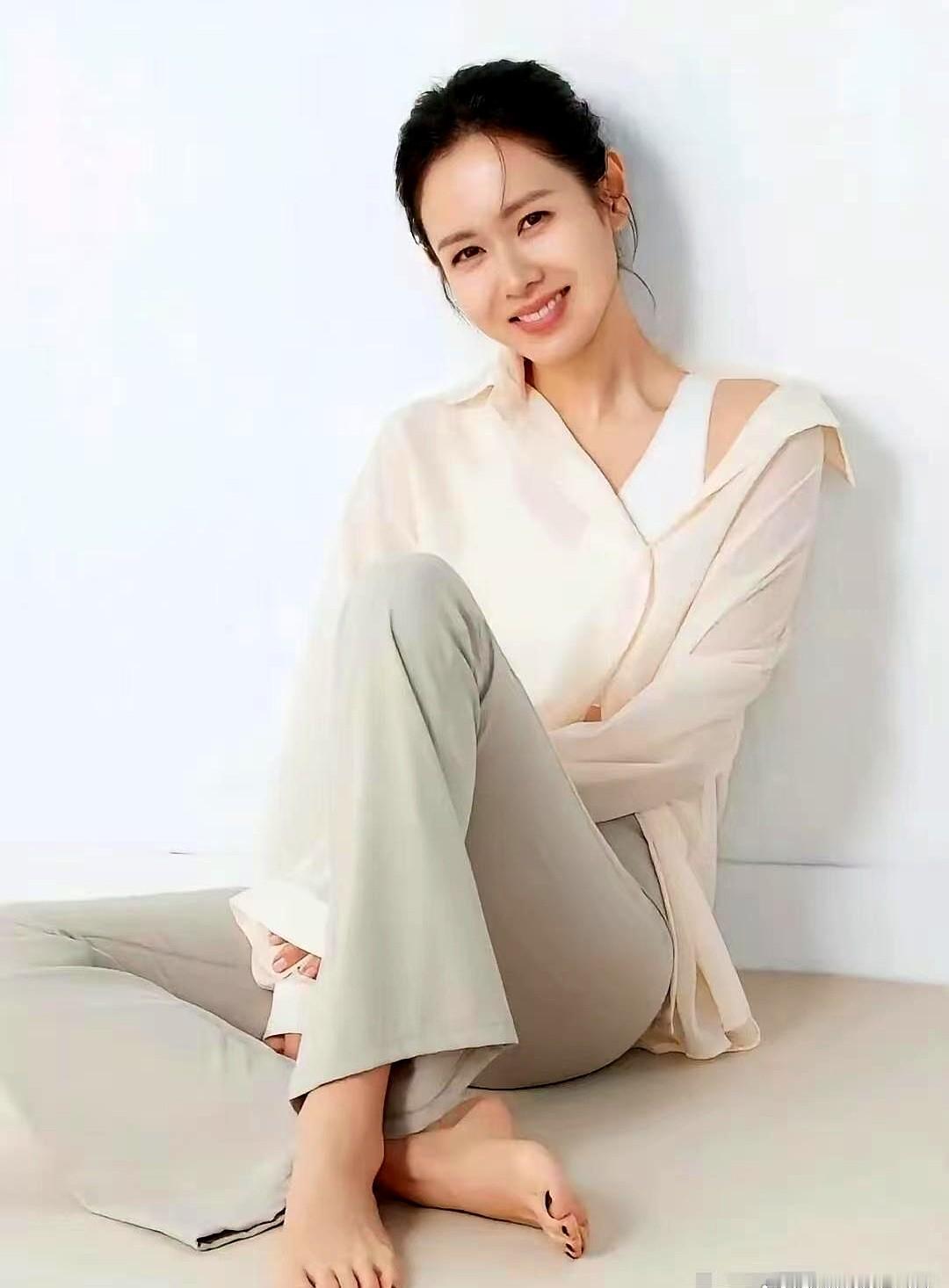 素甲还是彩甲,三百万韩国女人吵翻孙艺珍把脚趾涂成无色,被放大镜看了三天。