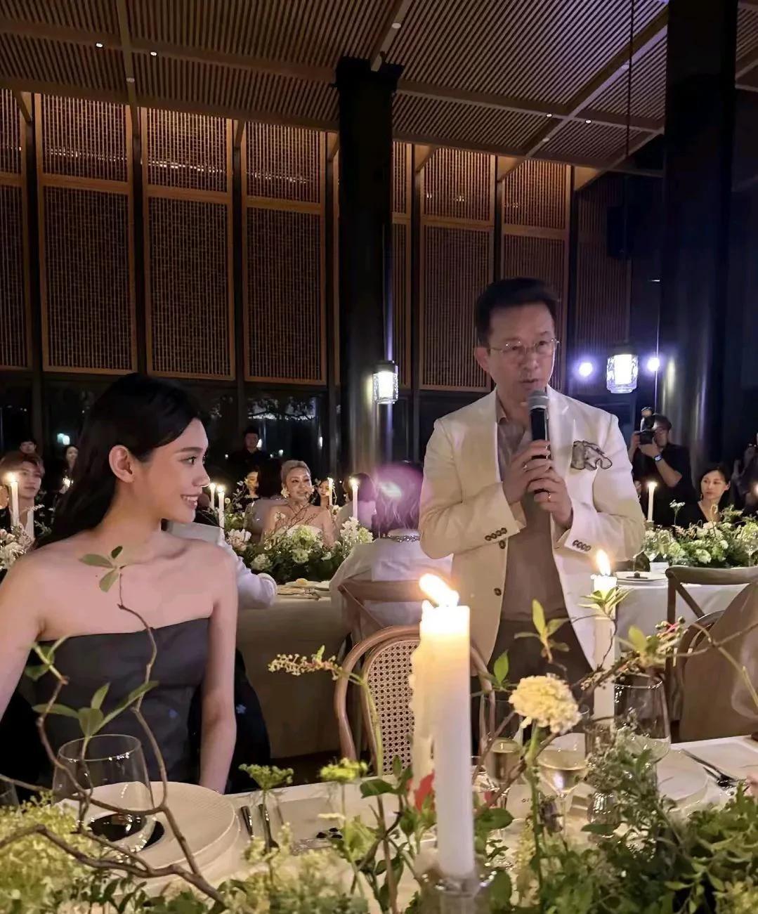 奚梦瑶出席上海纪梵希活动她一袭黑色礼服亮相，完美勾勒出超模身材，肩颈线条如同雕塑