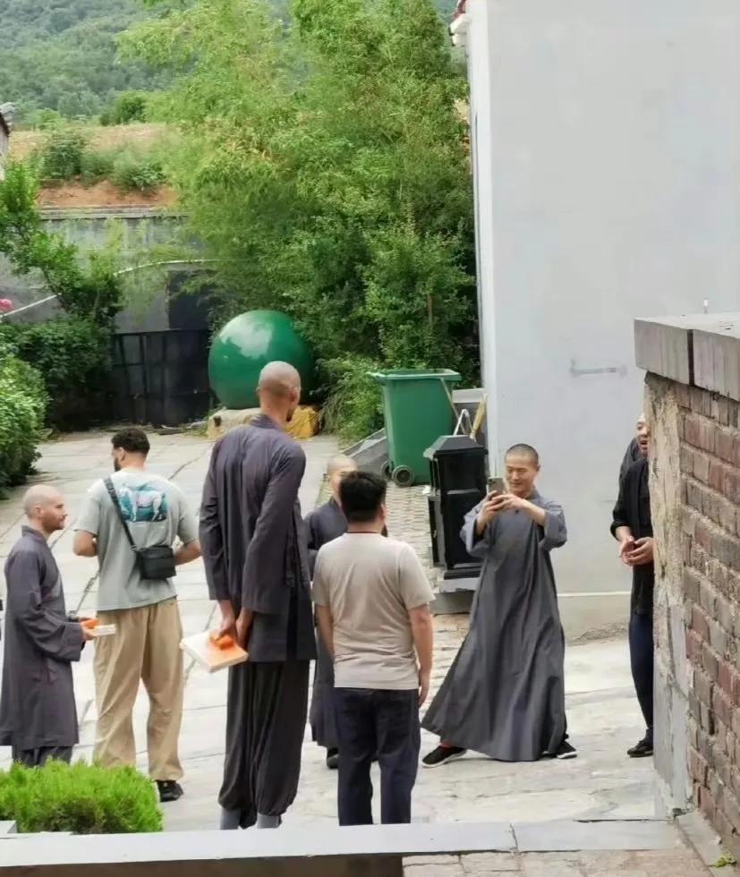 文班亚马被拍到与伙伴一起在少林寺参加晨跑，发现他之所以能剃度出家早有端倪。他