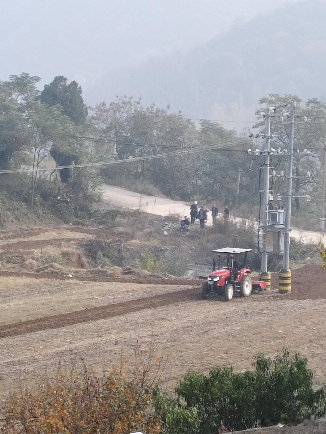 雾中山村的耕韵晨雾像一层轻柔的纱，漫过连绵的山坳，将秋日的乡村晕染得朦胧又