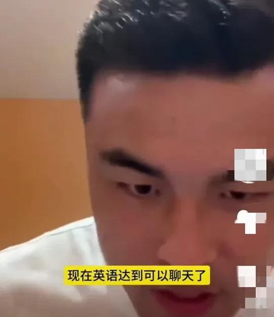 朋友问张名扬，现在会用英语聊天吗？张名扬说用英语聊天，要手和身体全身并用