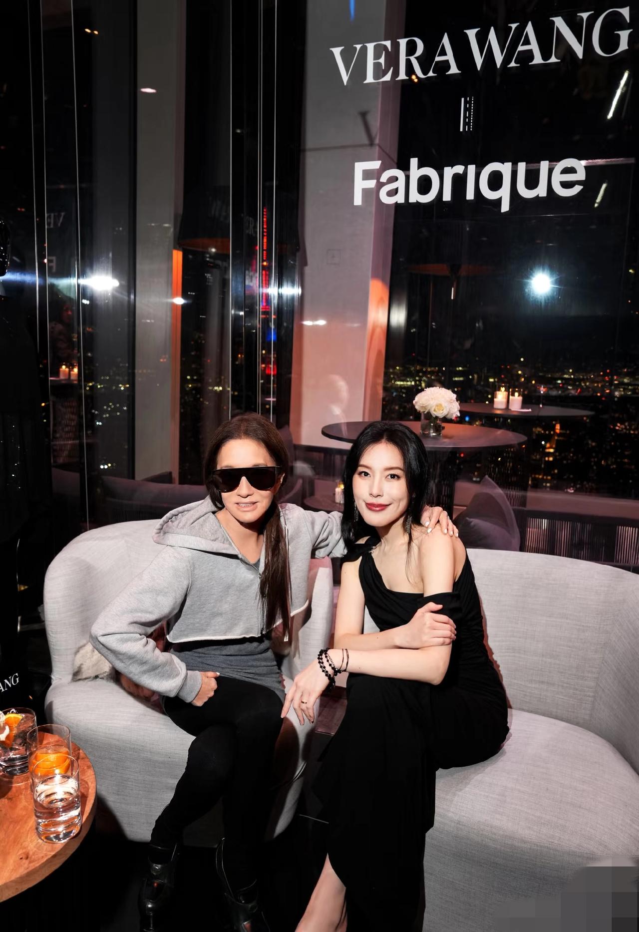 蔚来老板娘王奕芝美国与王薇薇合影，王奕芝更霸气!3月20日，蔚来老板娘王奕芝