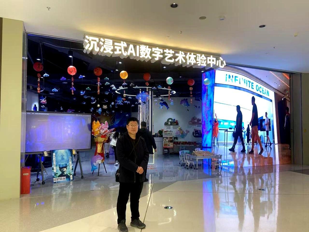 七十四岁演少女吻戏，全网炸锅说“辣眼睛”，你猜刘晓庆怎么回的？她把剧本往化