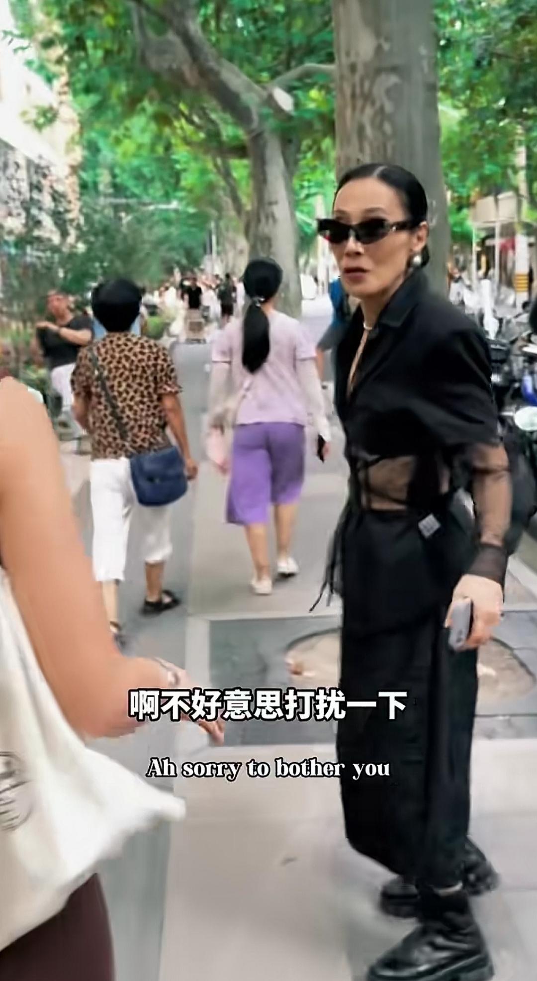 上海街头，漂亮女主播采访60+时尚小姐姐，结果她自己被群嘲！可能是采访时太兴