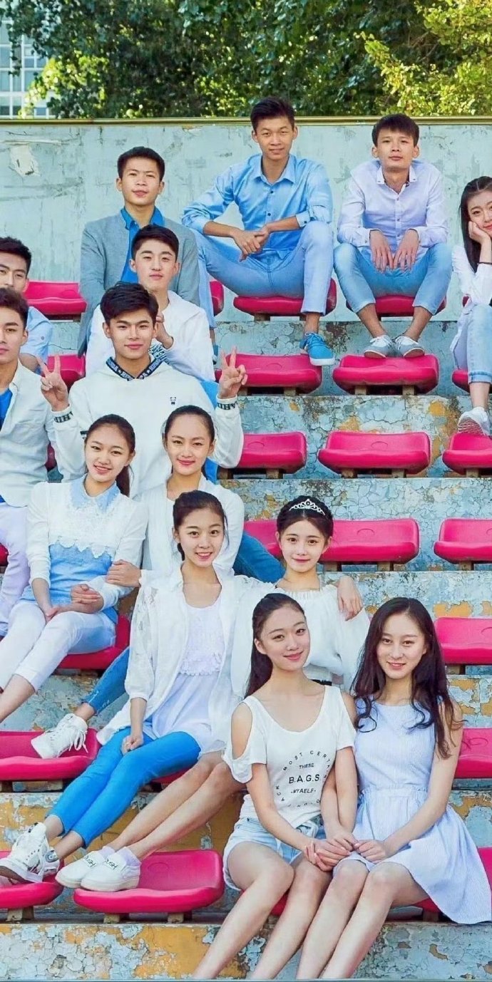 来看看刘浩存、周也和任敏的毕业照刘浩存和任敏是同学吗背景好相似啊