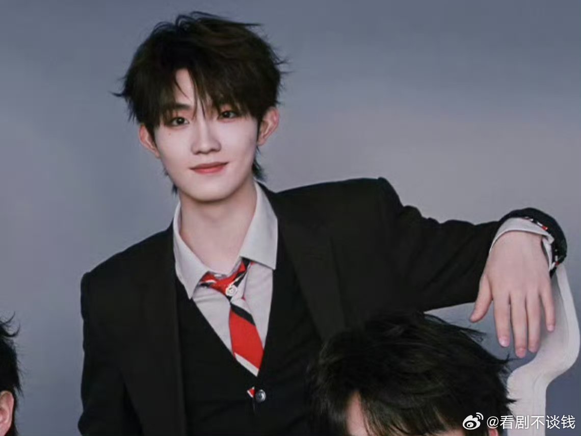 苏新皓惊喜之夜黑色西装造型🙌🙌🙌果然成年了就