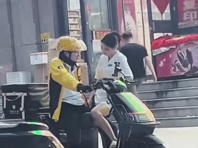 谁追谁一看边知，外卖小哥竟然躲过了第二次亲吻。外卖小哥好似在说：”好了！好了！