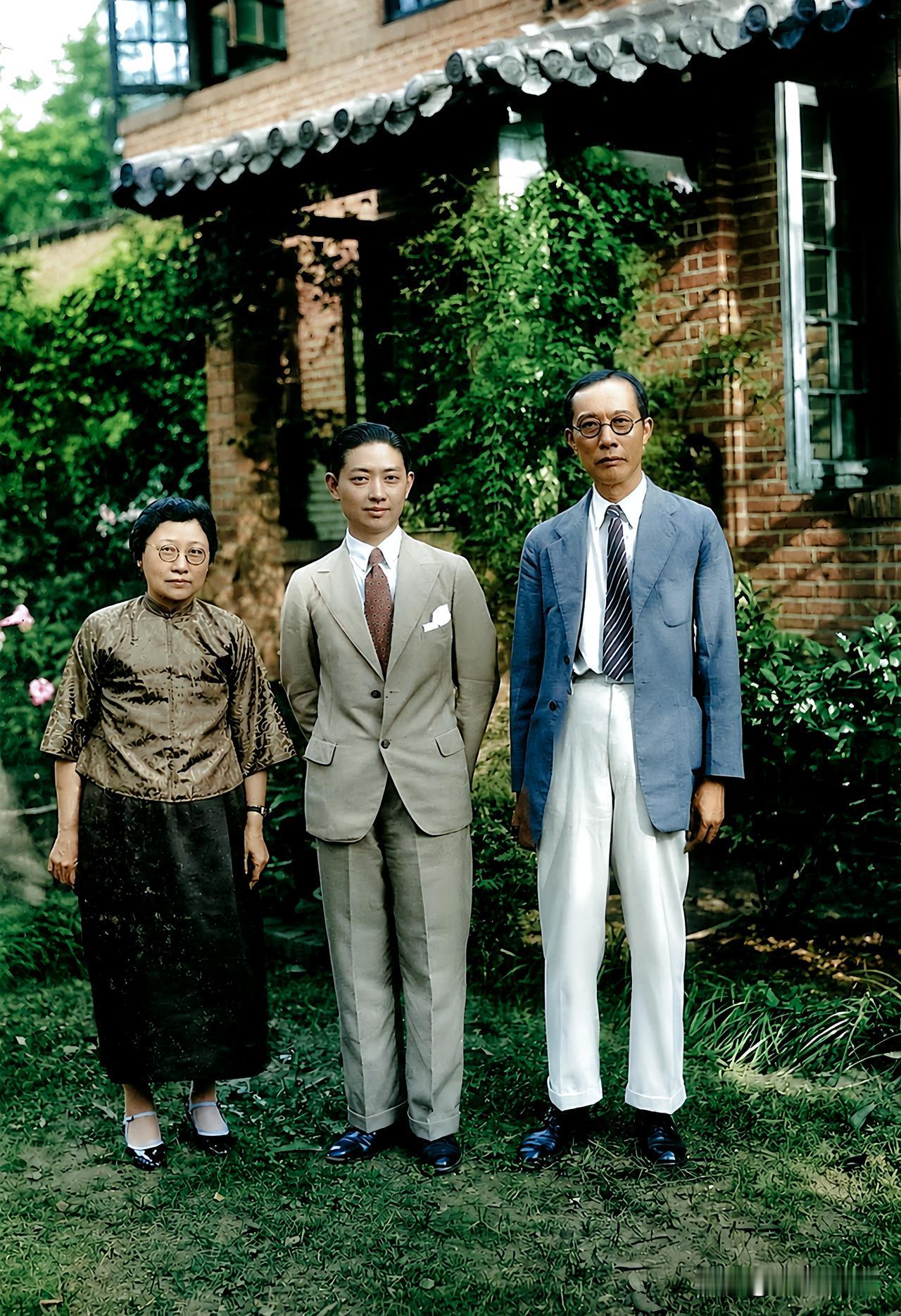 1931年，梅兰芳赴广州演出期间访问岭南大学与时任校长钟荣光夫妇二人的珍贵合影。