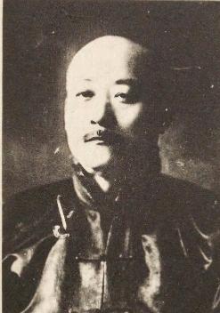 袁金铠，东北十大汉奸之一，他早年在东北参与政治活动，后投靠日本侵略者，在伪满洲国