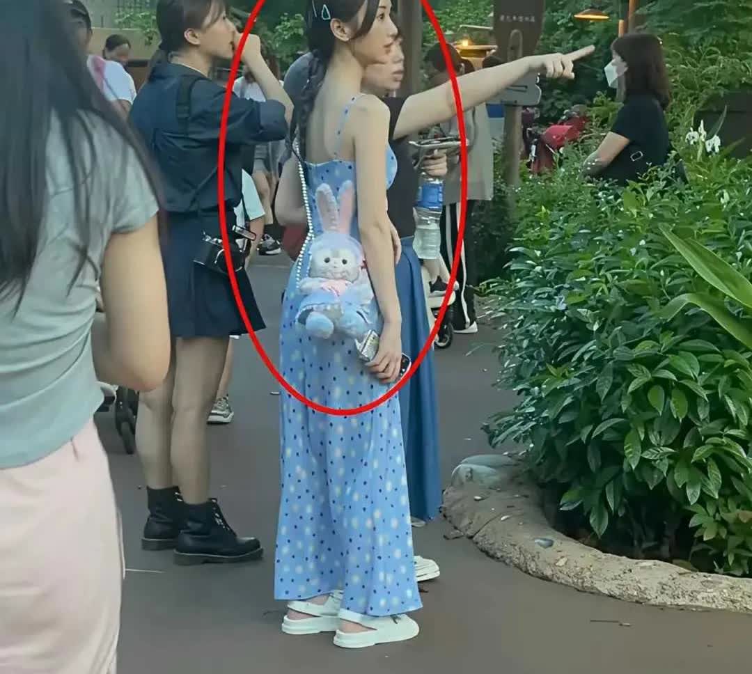 这图如果不是P的，那毛晓彤的身材比例太虐了，简直五五分