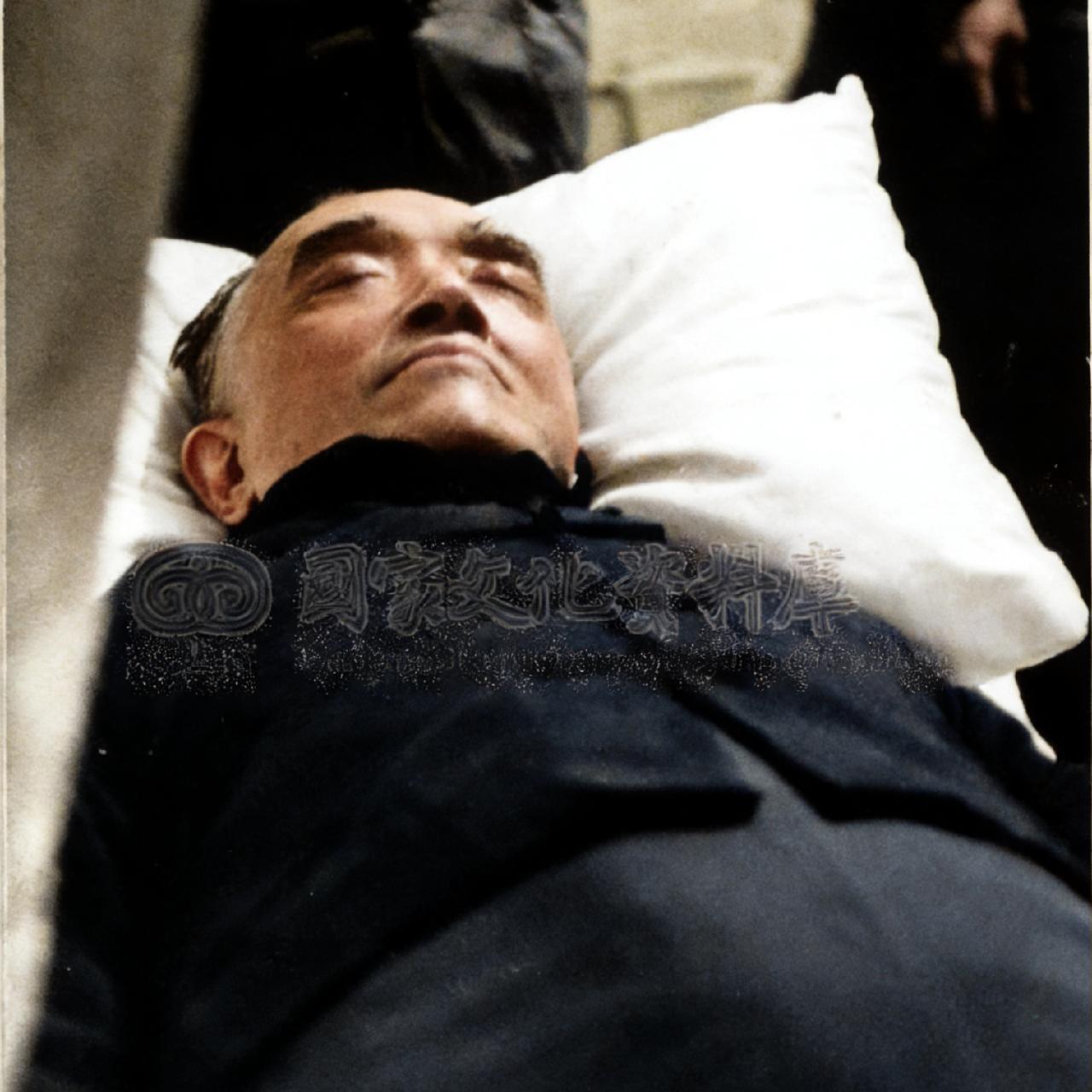 1962年，胡适即将被放入棺材，一位记者给他拍下的镜头，照片中的他穿着黑色的长袍