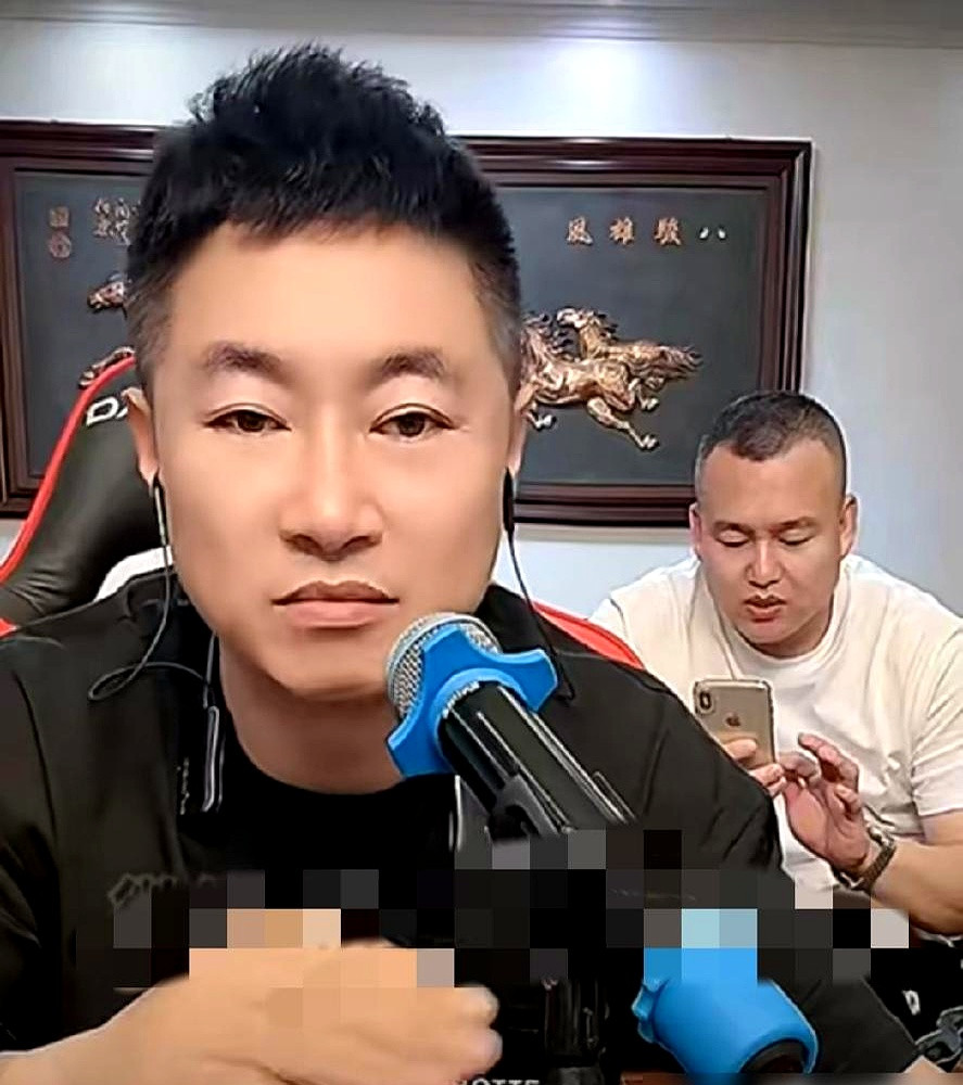 老葛当年托人情求吴迪露个脸被一口回绝，转头吴迪却跑去辛巴演唱会站台，九天在直播间直接把这层窗户纸给捅