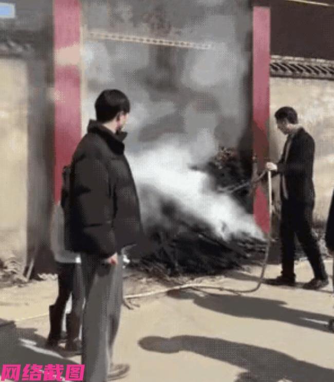 陕西有位舅舅为躲避外甥们过来拜年，而特意出门避让去旅游了。此刻外甥们按时来到