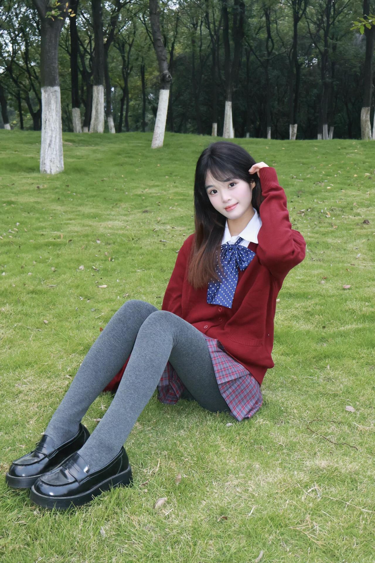 女孩在草地上坐着，好可爱！