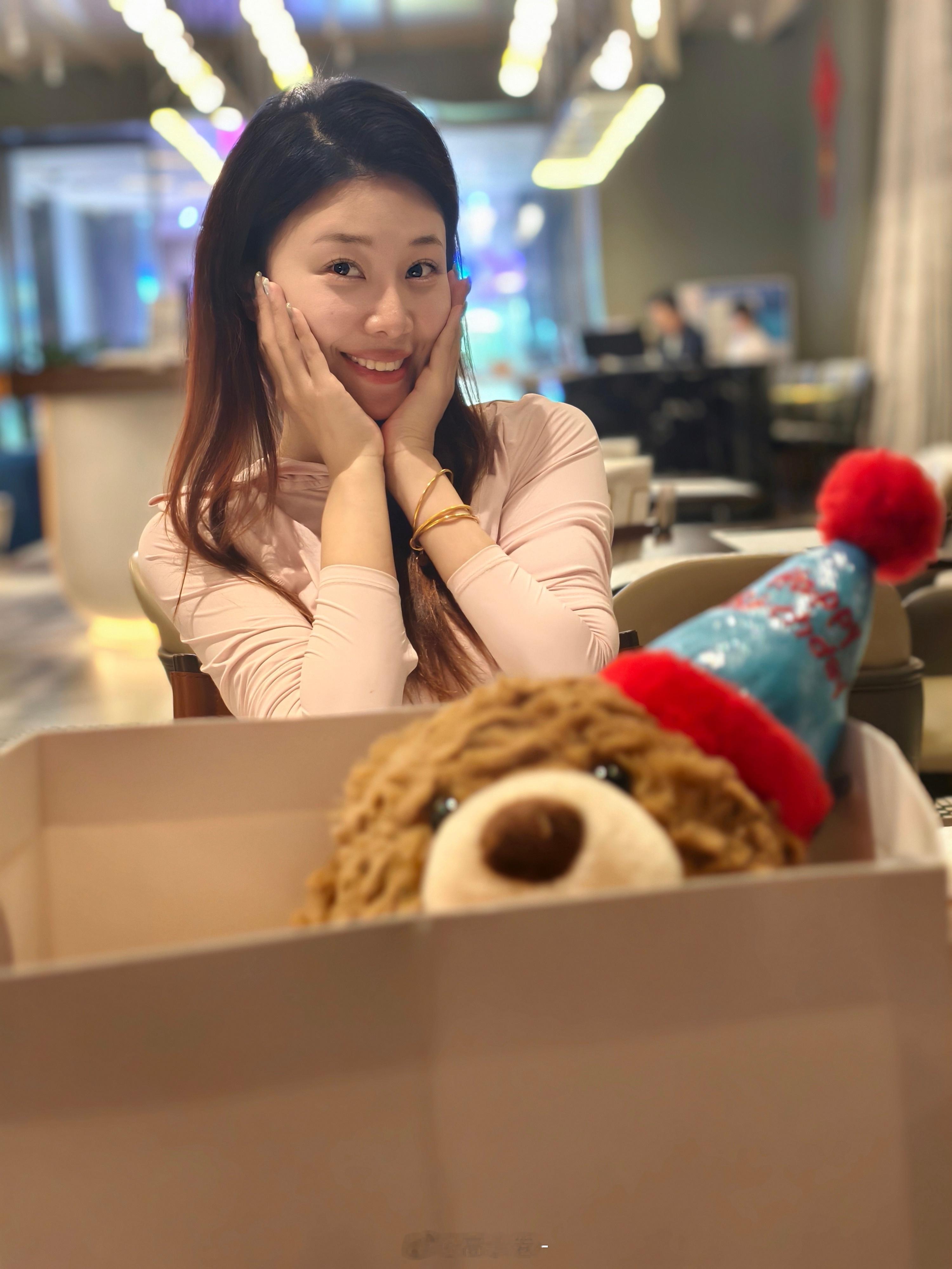 一见面就有礼物！爱死这个不可李玉的女人了​​​