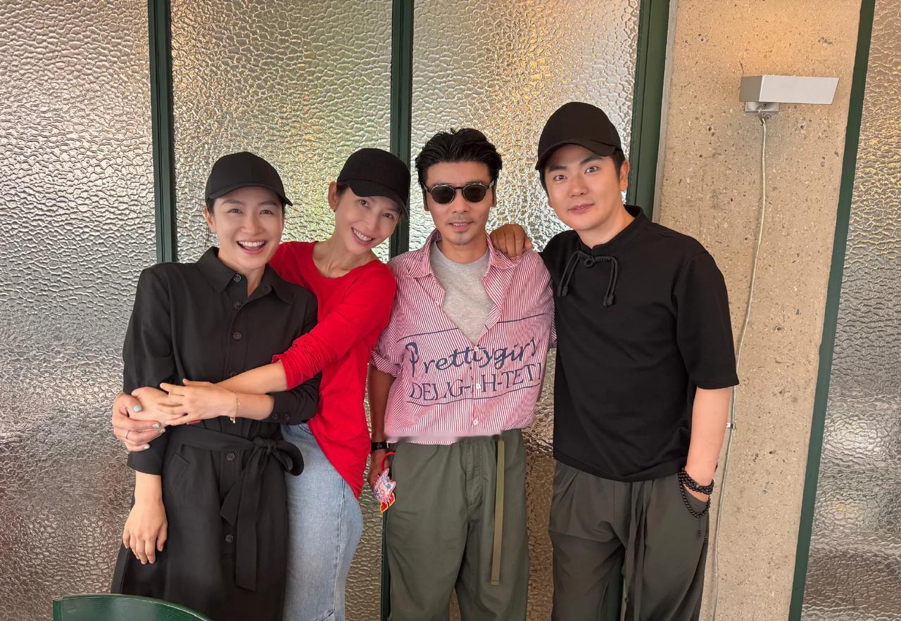 张晓龙和陶昕然与蔡少芬夫妇聚餐，距离《甄嬛传》播出已过去14年，剧中的演员仿佛被