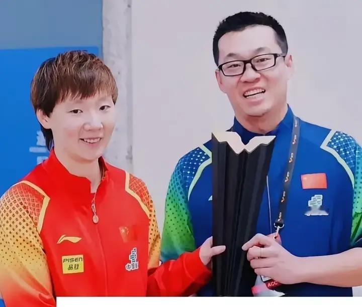 曼昱身后的三个男人孙奇老师孟队医任浩指导曼昱身后的女人徐奕陈熠