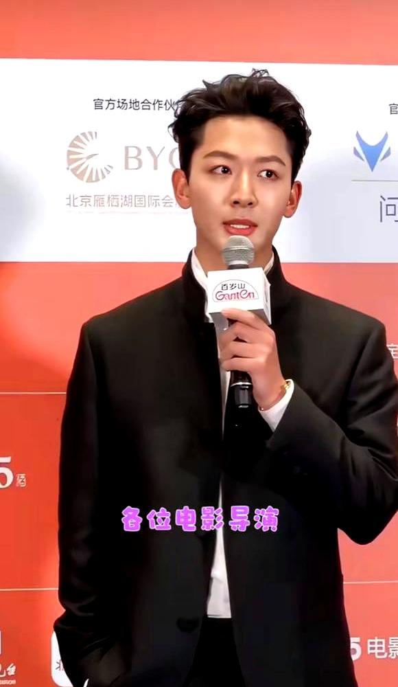 谁敢信？当红小生张晚意，竟然在北影节红毯上公开“求职”了。他打着白领结亮