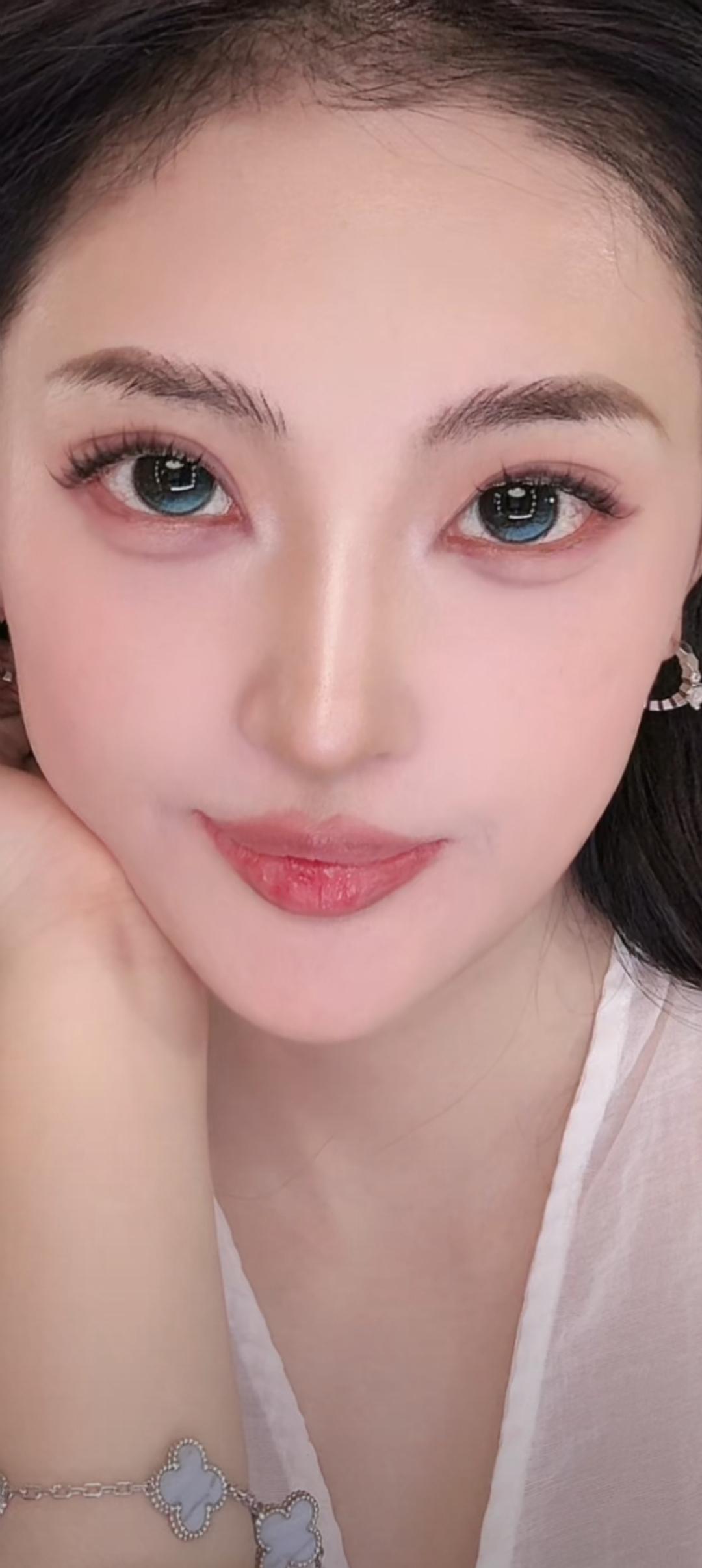 这姑娘眼妆好美，笑容甜。