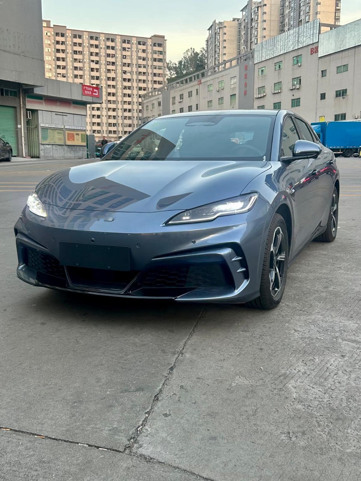 一辆车有没有氛围灯对车子内饰的质感影响还真是挺大的，尤其是夜间、凌晨这些光线比较